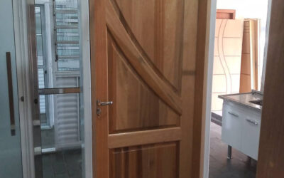 Como escolher a porta de entrada ideal: Porta de madeira ou de alumínio?